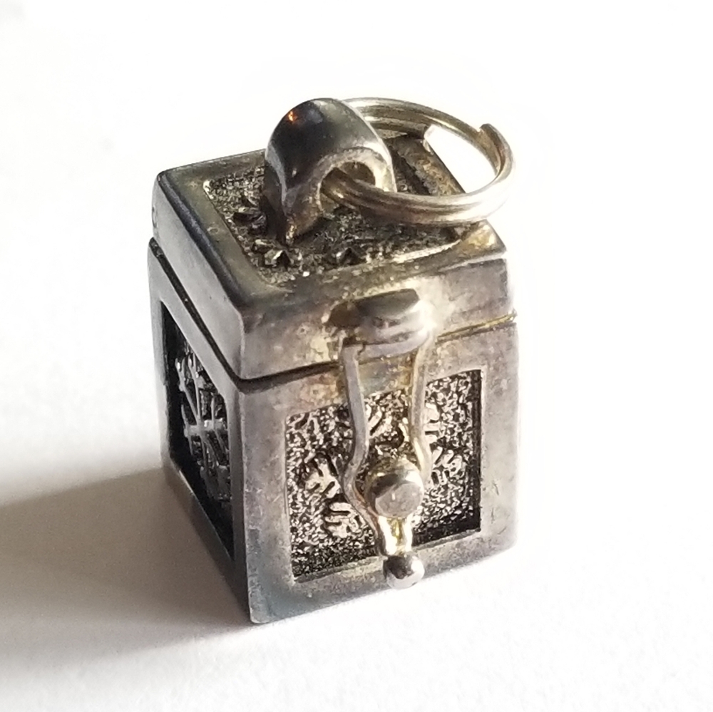 Vintage snowflake prayer / wish box pendant charm silver tone locket